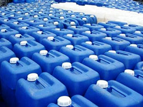 反滲透系統要加酸和反滲透阻垢劑是為了調節碳酸系化合物的平衡濃度，進而達到阻止水垢產生的目的。但到底是否需要加酸，加多少反滲透阻垢劑都是有講究的，因為可能反滲透阻垢劑本身就是酸性的就無需加酸了，而如果水質分析結果得出，還需要添加其他成分，就可能還需要添加其他水處理藥劑的。